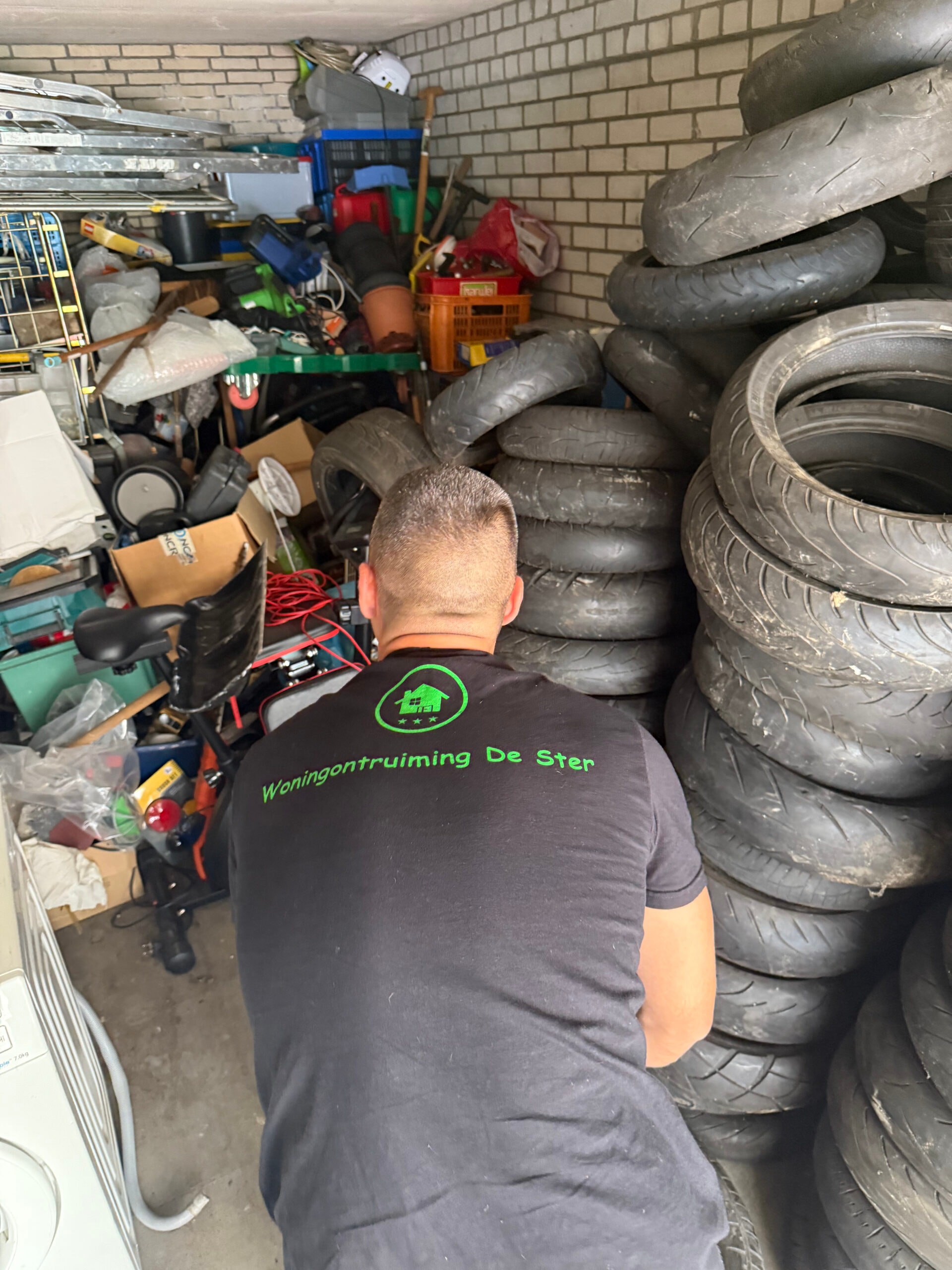 Medewerker ruimt een volle garage op