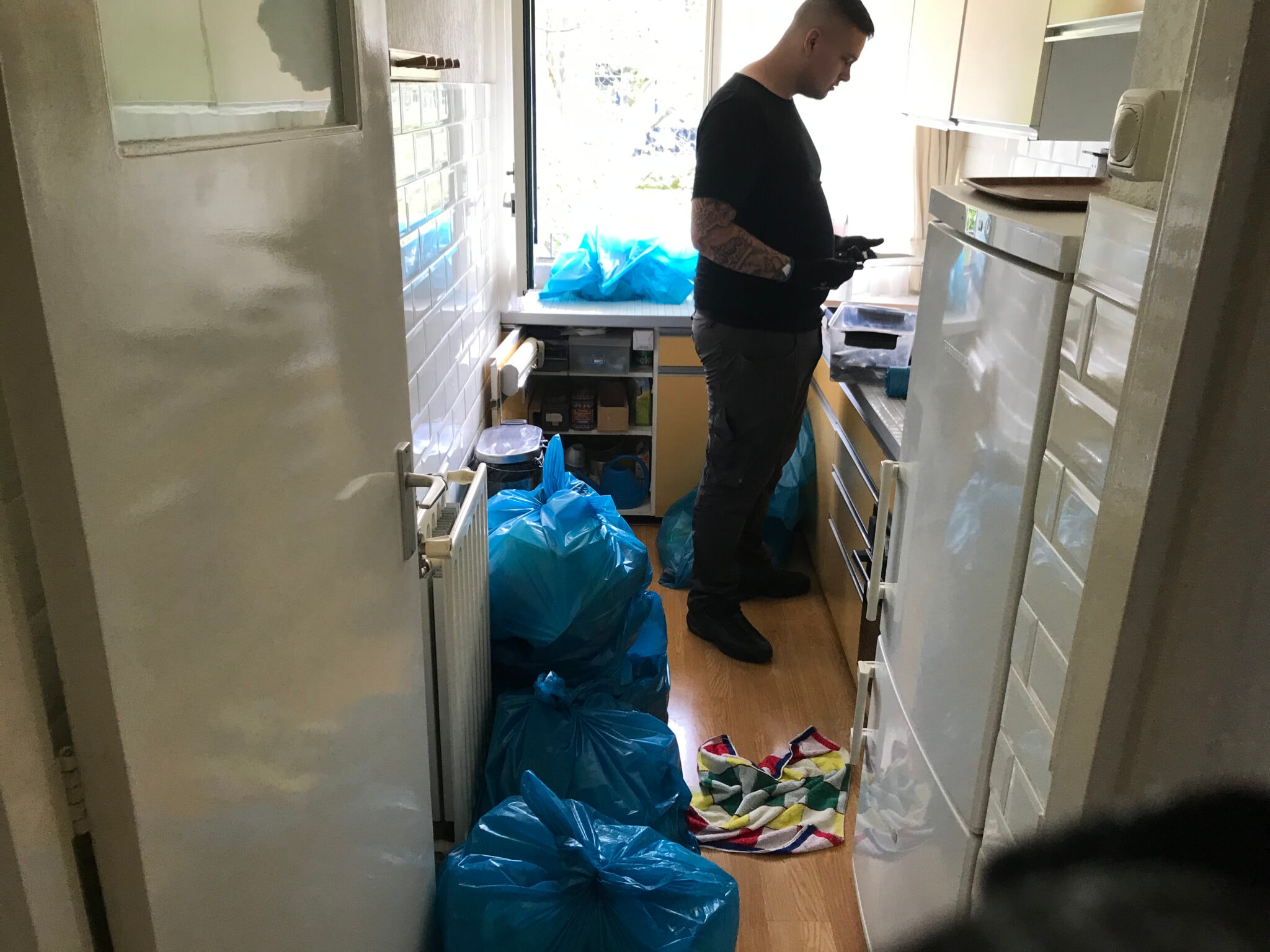 Keukeninventaris wordt leeggehaald