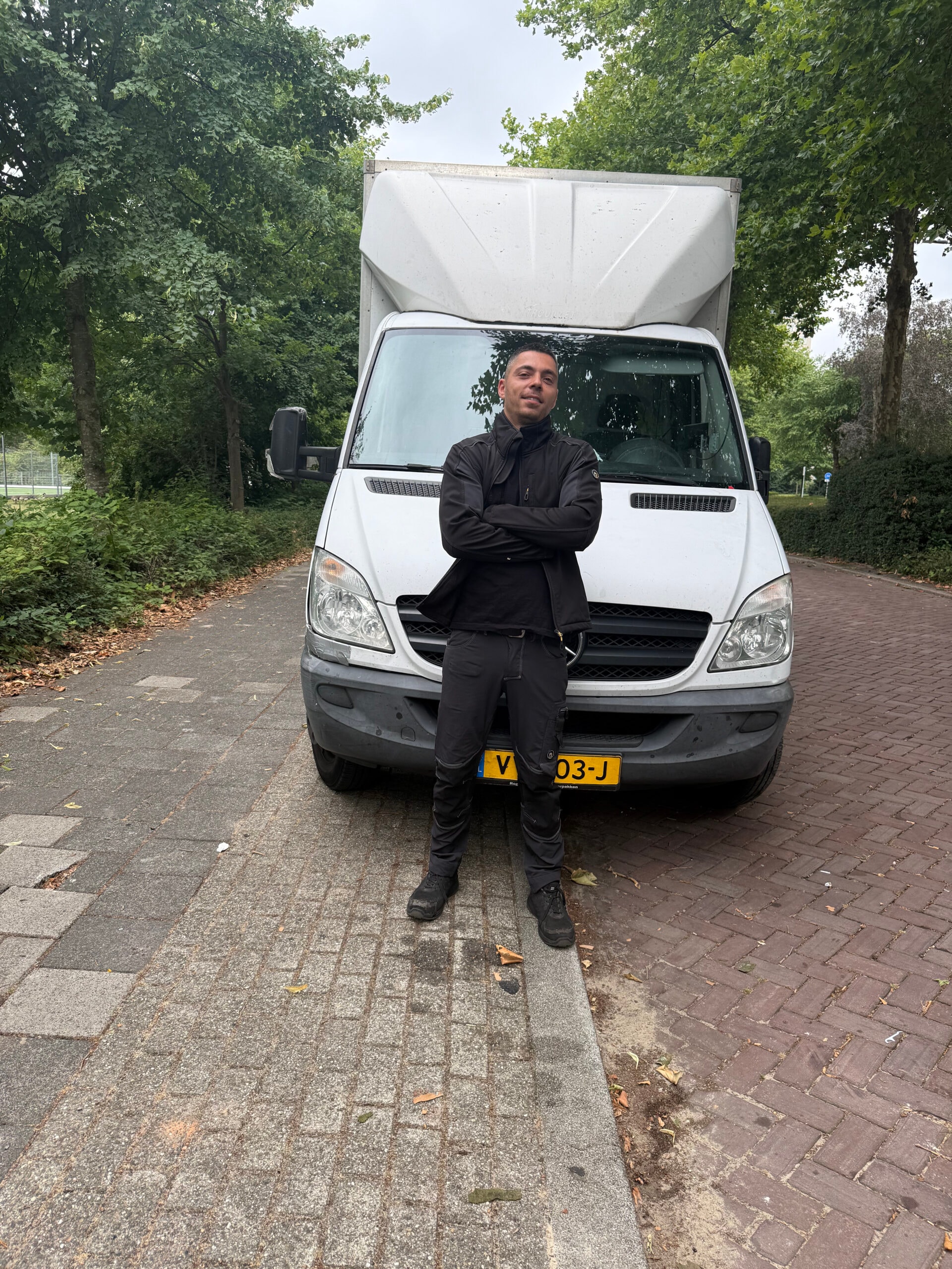 Medewerker van Woningontruiming De Ster voor de verhuiswagen