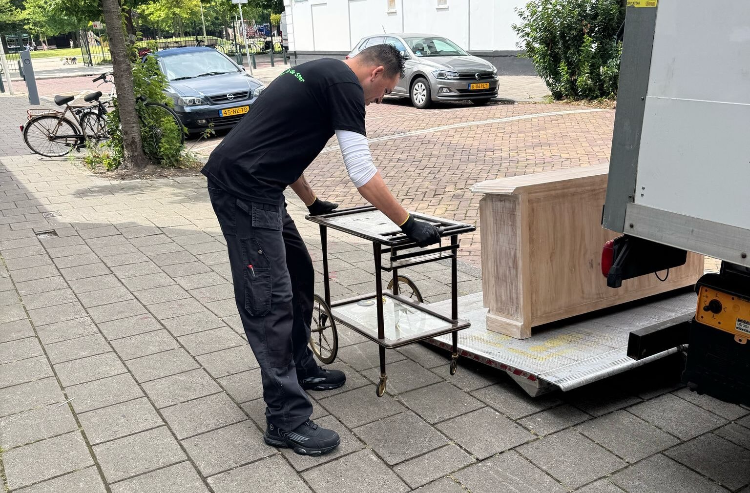 Meubels worden ingeladen bij de wagen