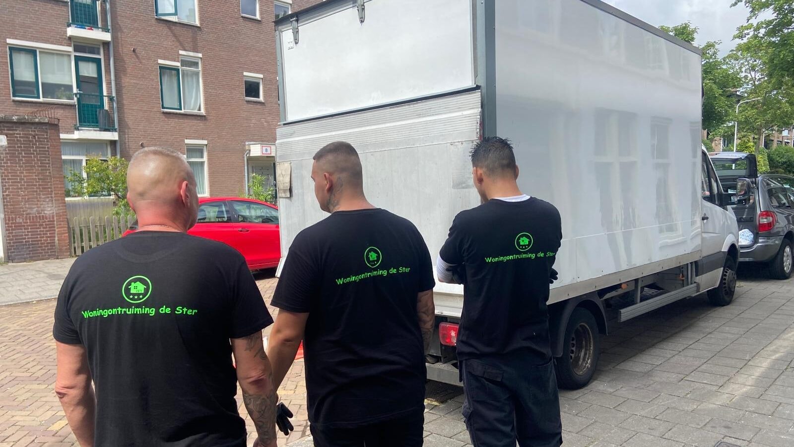 Het team van Woningontruiming De Ster onderweg naar een ontruiming