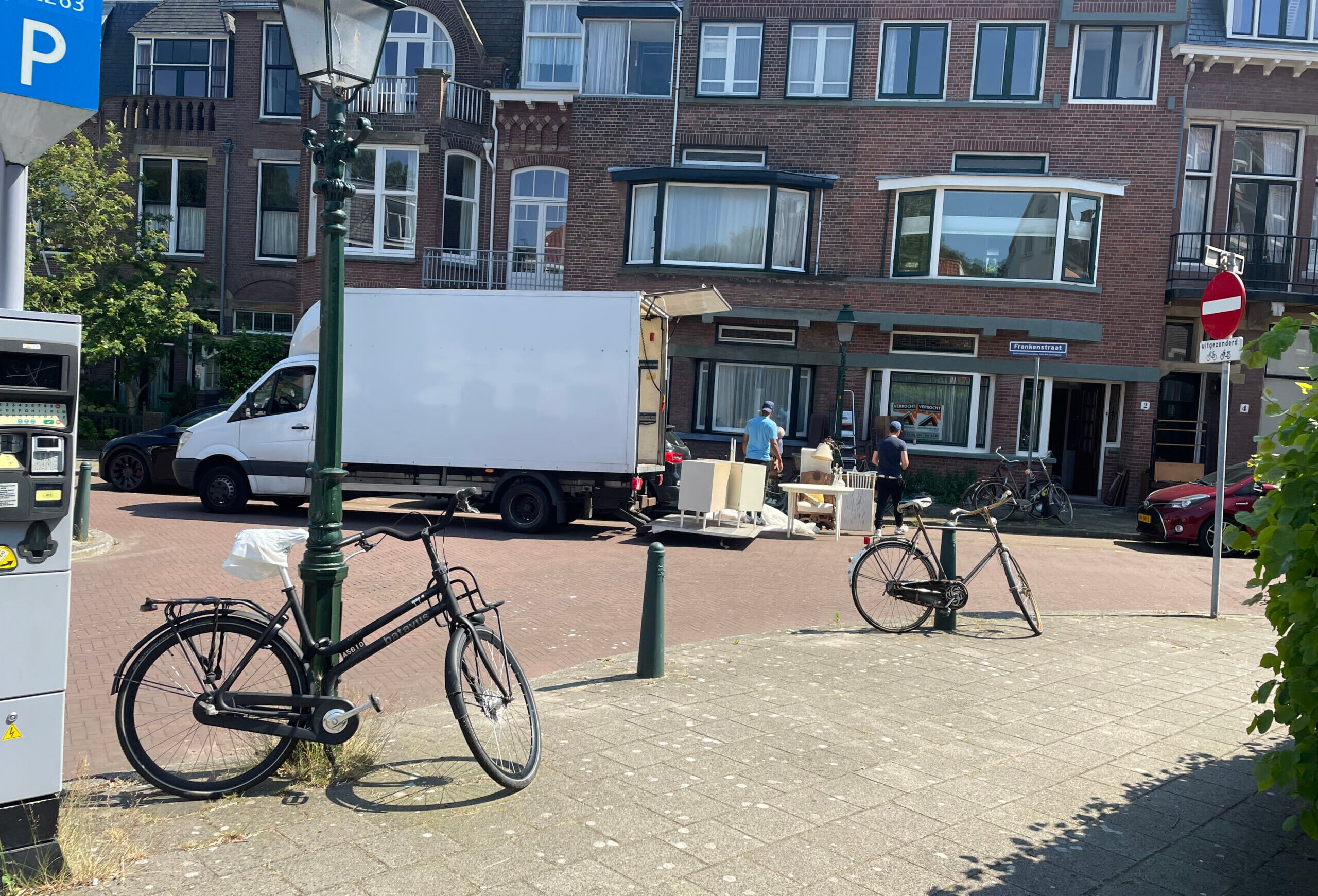 De verhuiswagen van De Ster in een woonwijk
