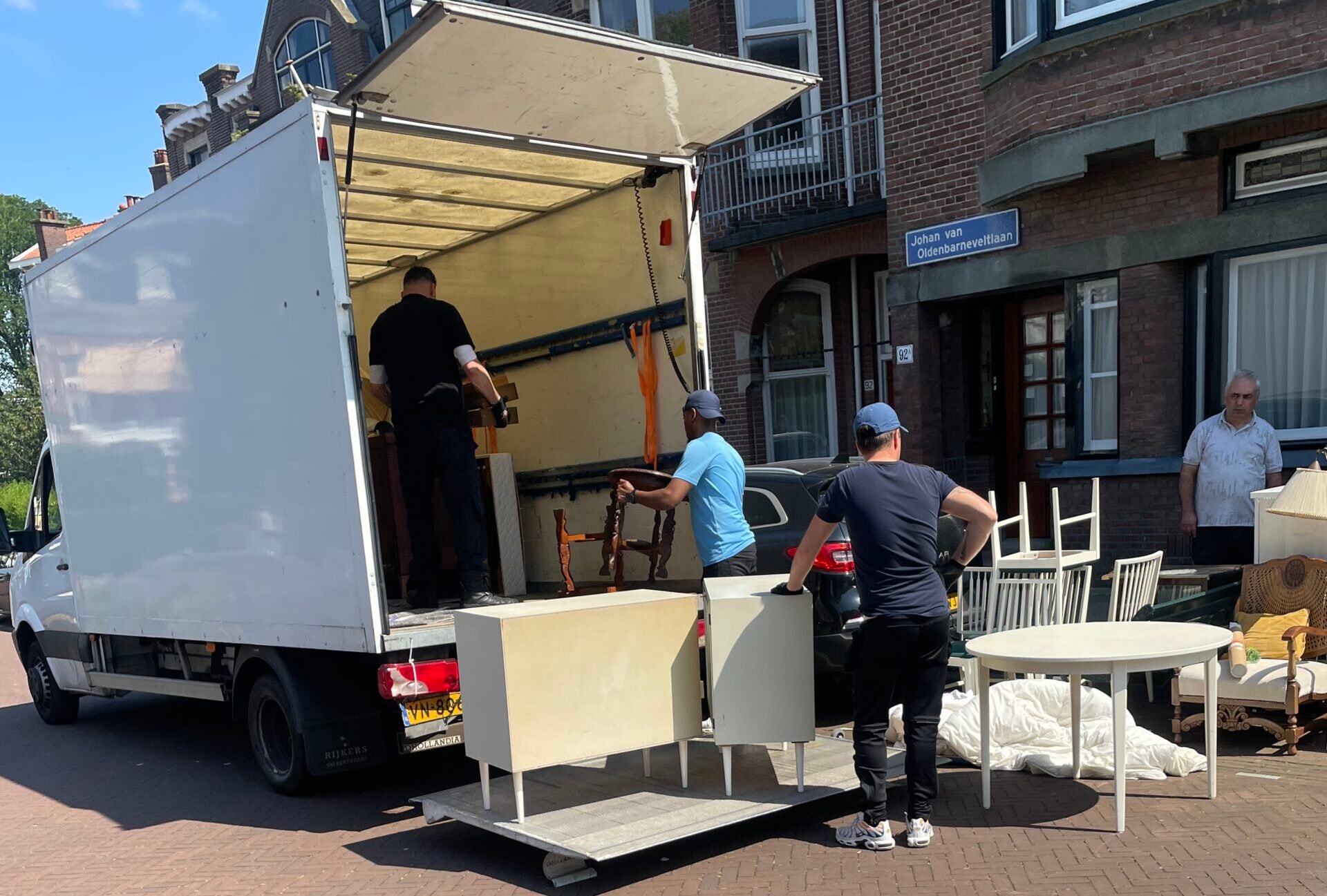 Inboedel wordt in de verhuiswagen geladen