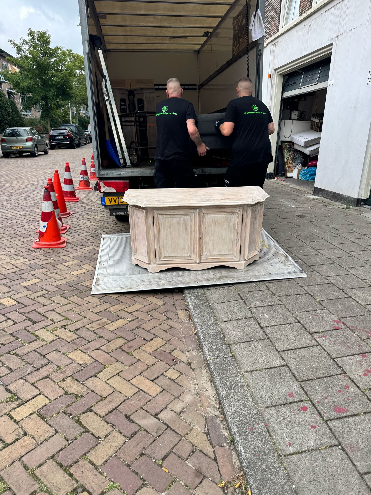 Antieke kist wordt veilig vervoerd