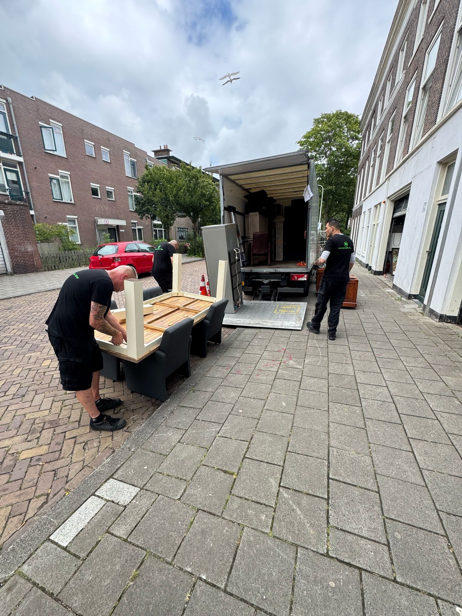 Team laadt inboedel op straat